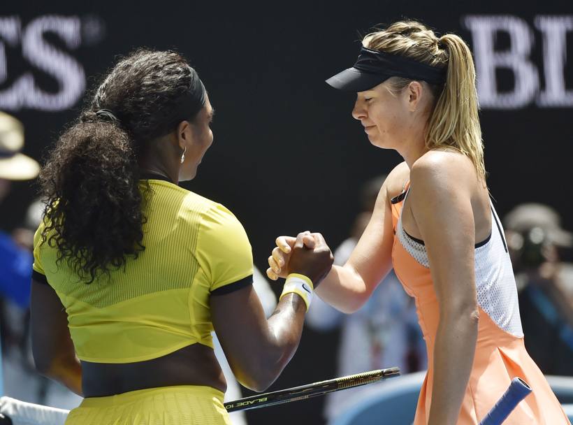 Con una delle sue tante avversarie, Serena Williams (Ap)